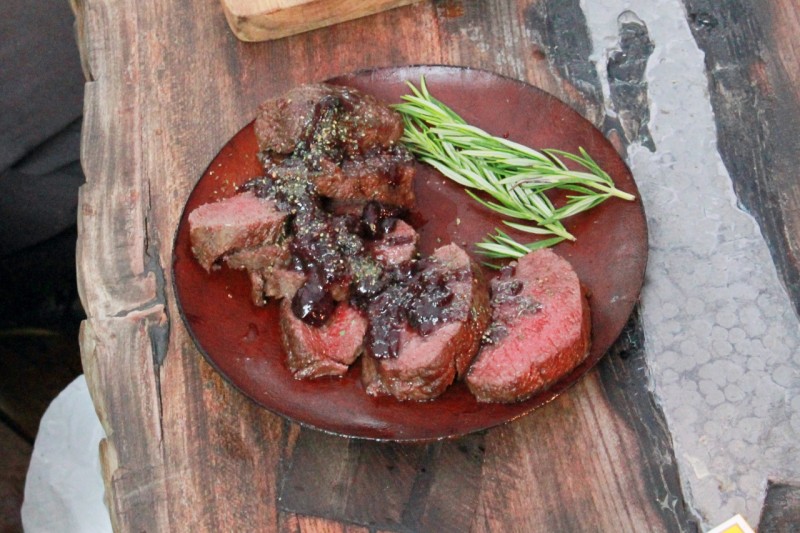 鹿肉のローストビーフカシスソース添え