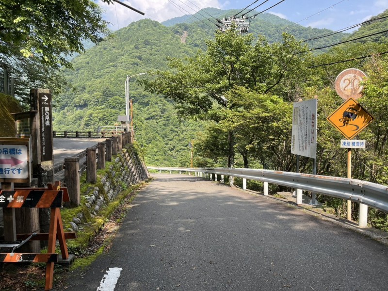 夢の吊り橋へ続く道