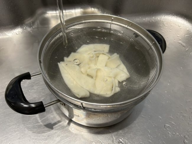 麺を水でしめる