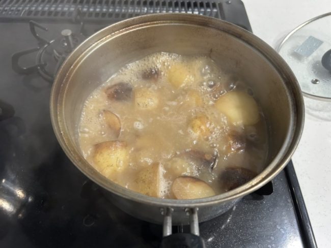 煮込む