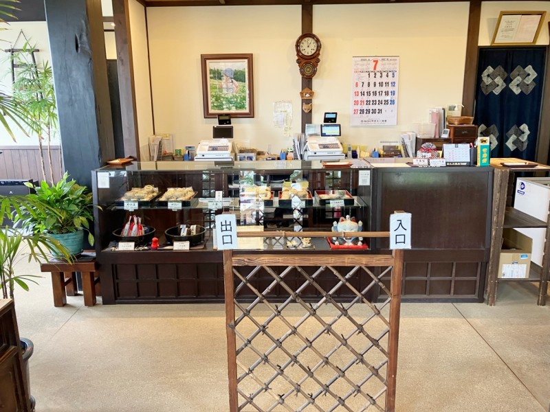さかたのおやきの店内