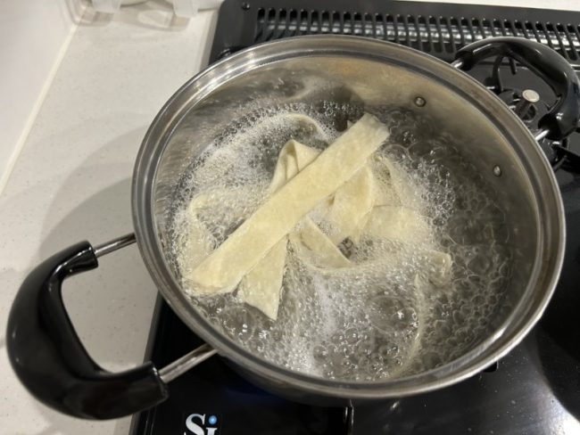 麺を茹でる