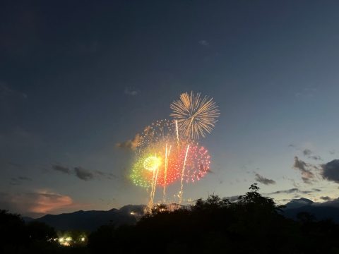 山と川と夜空と田舎暮らしを彩る「安曇野花火大会」