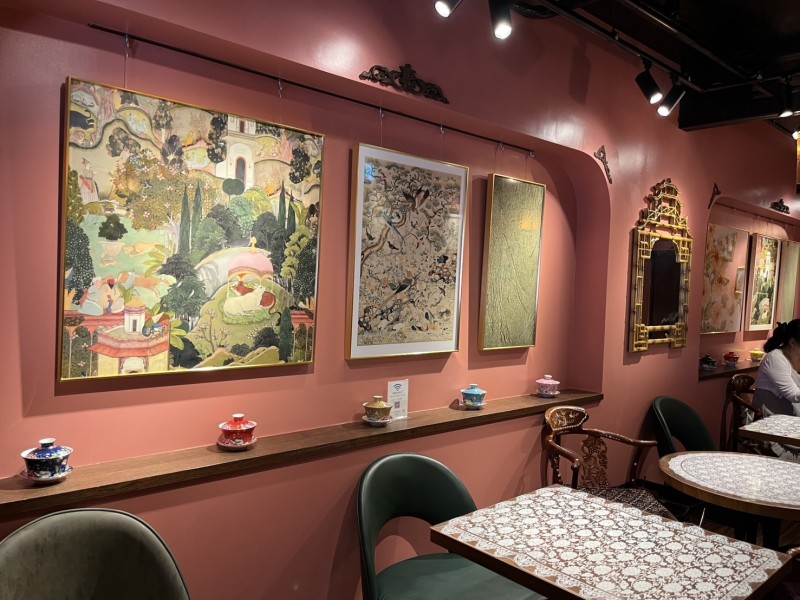 アートがたくさんな店内