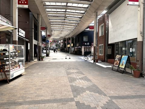 屋根で覆われたアーケード街
