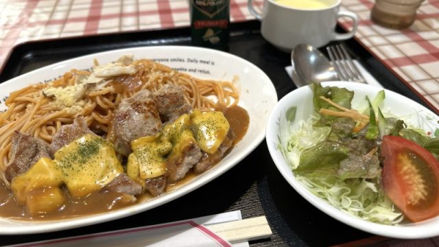 美味しそうな湯気を立てる料理