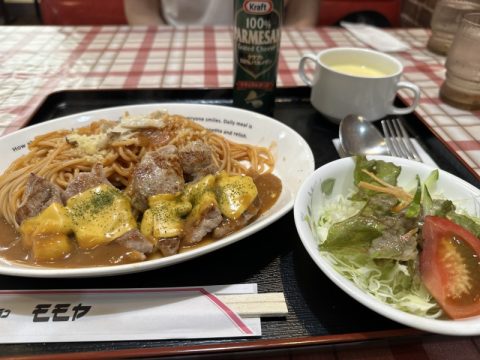 美味しそうな湯気を立てる料理
