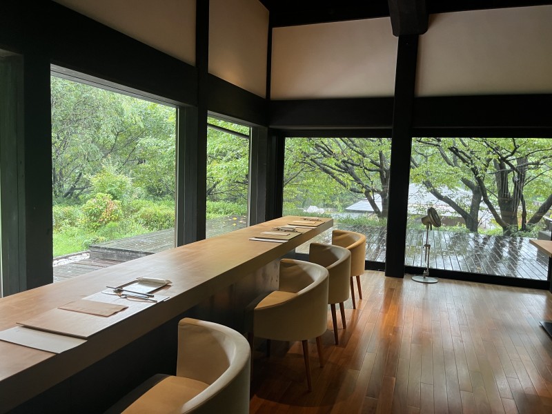 ヒバの一枚板を使用したカウンター