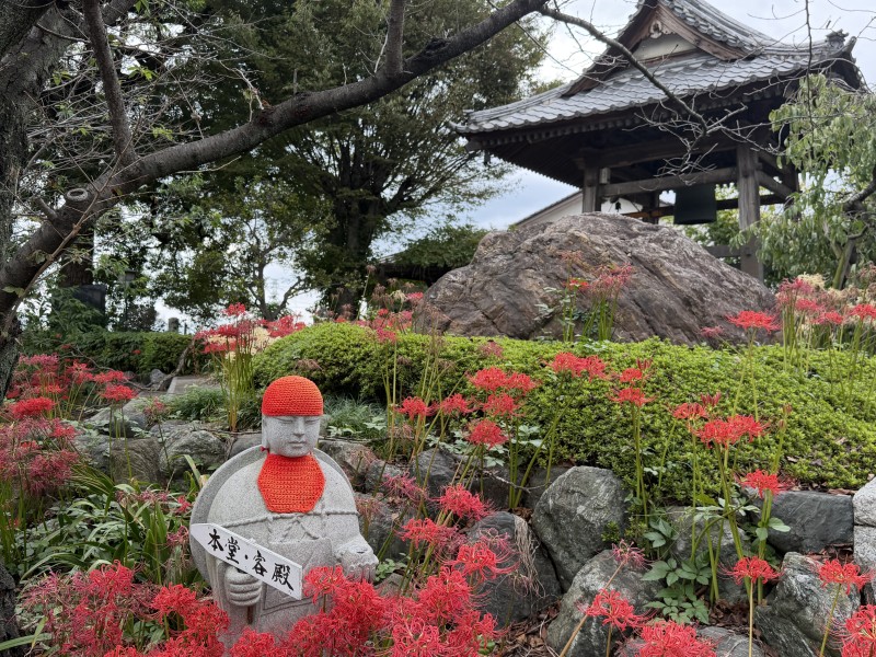 看板を持つお地蔵様。ご案内ありがとうございます