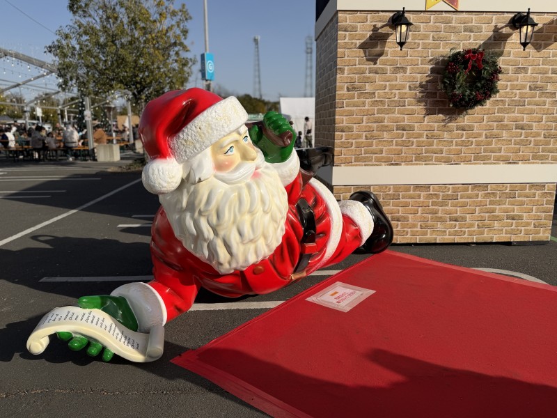 巨大なサンタのオブジェ