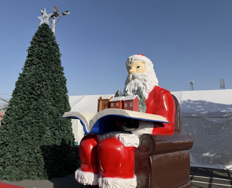 イスに座って考えごとにふけるサンタクロース