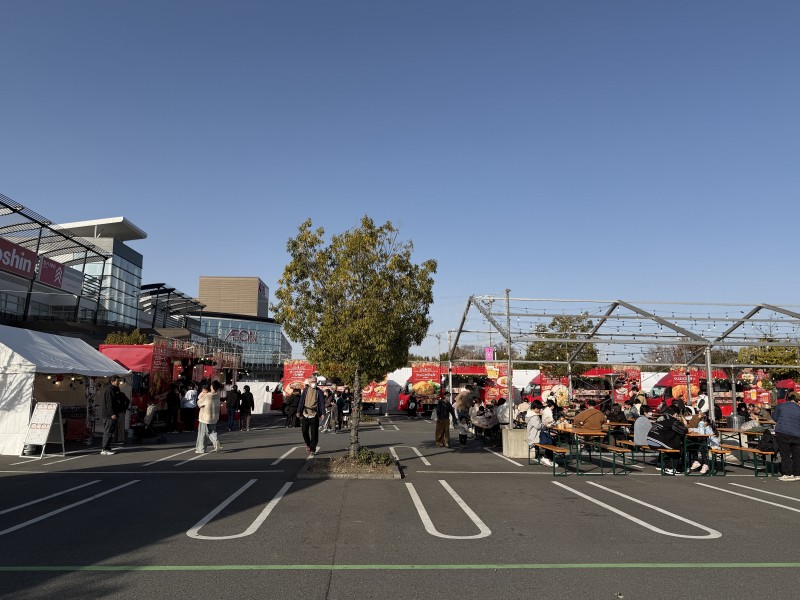 飲食エリアとキッチンかーエリア