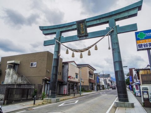 【山梨・富士吉田】車が走る一般の道路にひときわ目立つ鳥居がある！？珍しい鳥居「金鳥居」