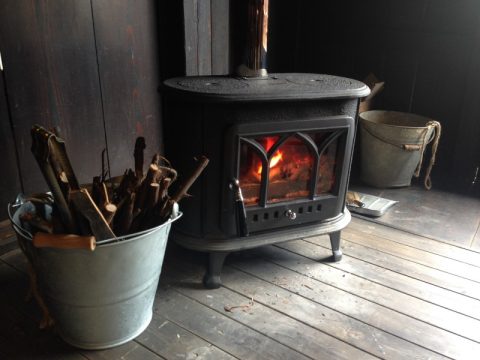 【八ヶ岳】住んで分かった、移住のリアル ▼薪ストーブ編|針葉樹?広葉樹?その答えは暮らしの中に…