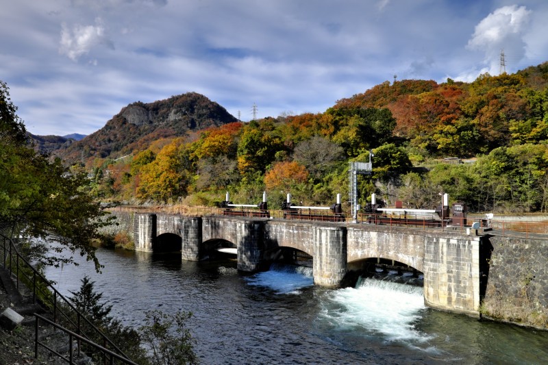 西桂町　紅葉の八ツ沢発電所施設