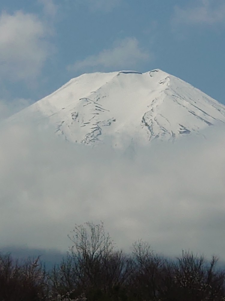 雪と雲の富士山