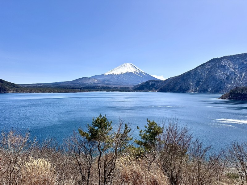 本栖湖と富士山