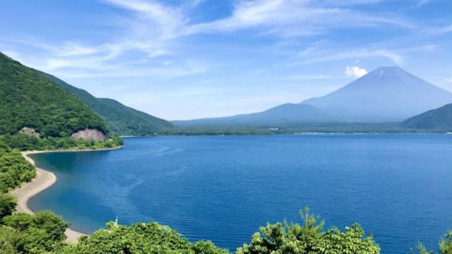 本栖湖と富士山