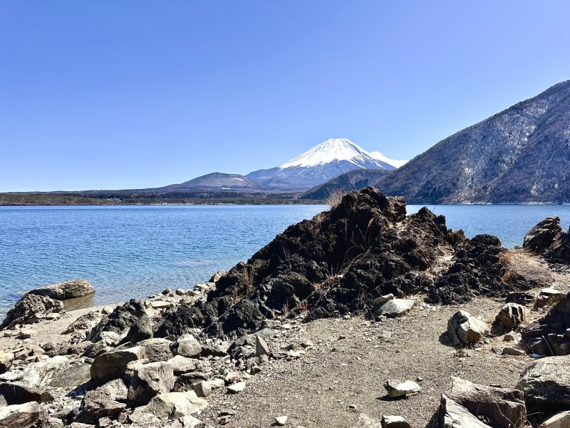 本栖湖畔から見る富士山