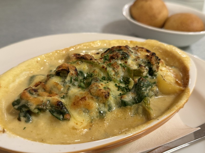 欧風食堂バンデミュールの牡蠣グラタンとパン